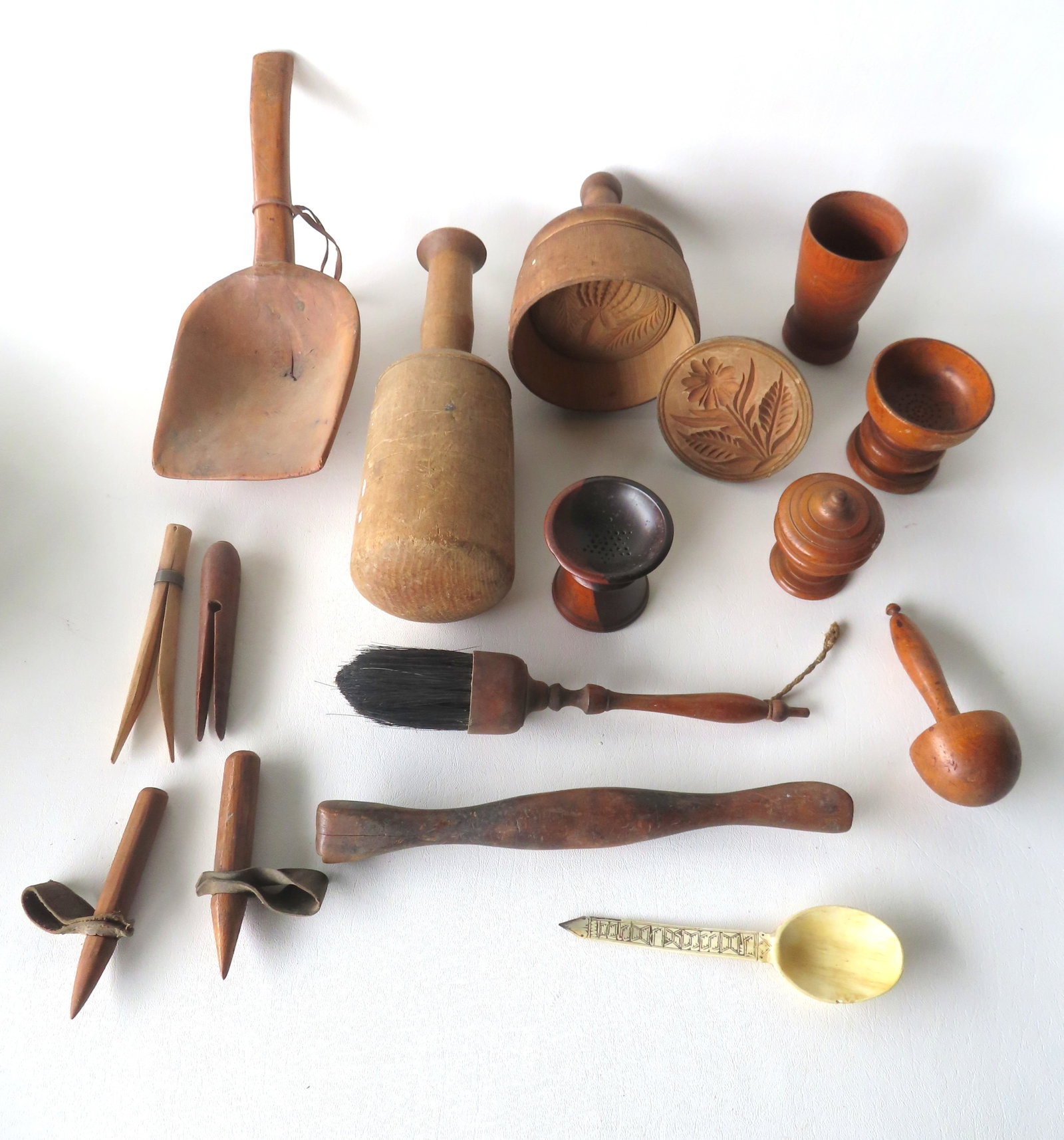 Grouping of country collectibles, most 19th century or earlier, including: Two ink sanders including: Grouping of country collectibles, most 19th century or earlier, including: Two ink sanders including one in lignum vitae; 2 butter stamps including flower and pineapple; a small covered treenware spic