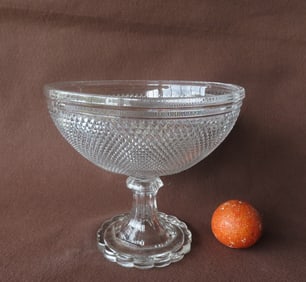 A very fine flint glass compote on footed base, 19th century in very good condition with expected