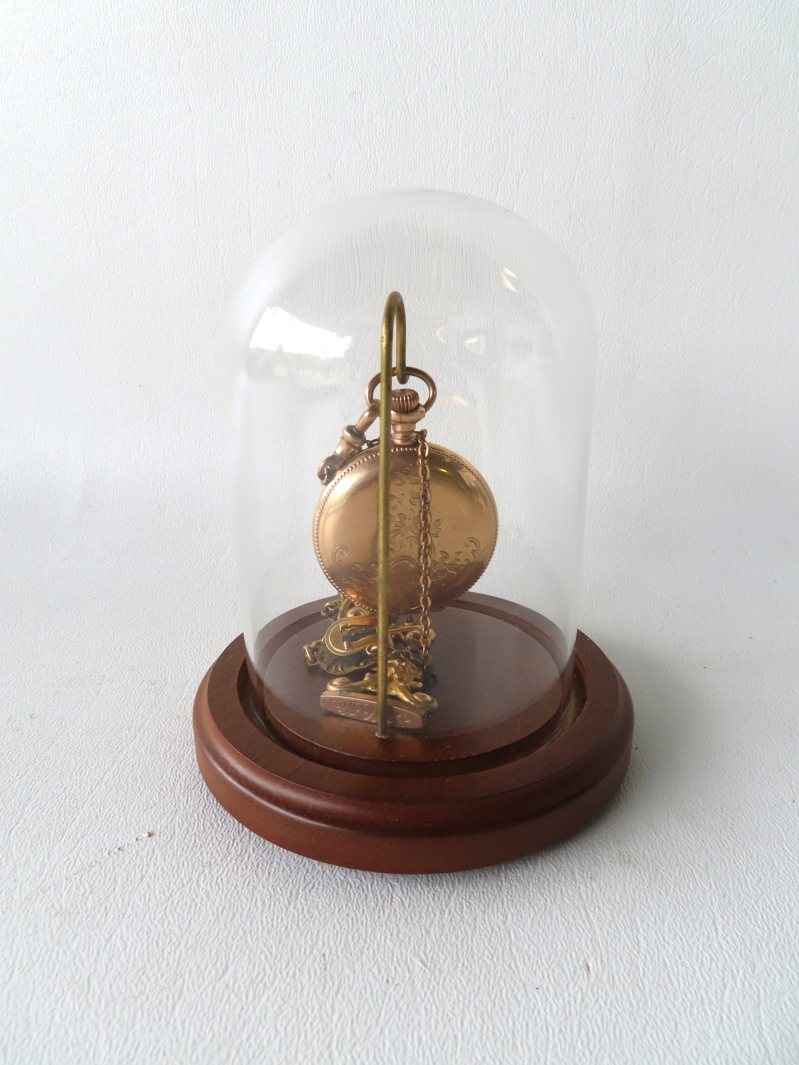 A Elgin gold filled pocket watch, hunter case, 7 jewels, with second hand and porcelain face; sold: A Elgin gold filled pocket watch, hunter case, 7 jewels, with second hand and porcelain face; sold with a fancy gold filled watch fob, 19th century and a newer domed glass watch holder. The porcelain 