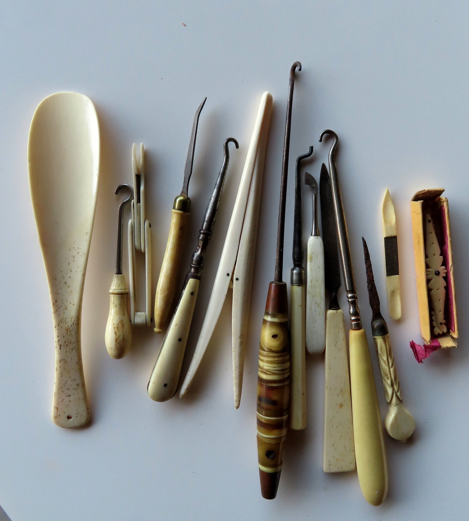 A large grouping of various household bone tools, all late 19th to early 20th century. Incl: A large grouping of various household handmade bone tools, all late 19th to early 20th century. Includes shoe horn, button hooks, glove stretcher, nail file, awls, tooth pick, etc. All with good patin