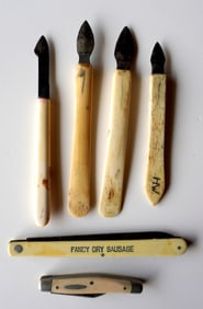 A grouping of vintage cutting instruments, late 19th century, including: 4 surgical or bloodletting