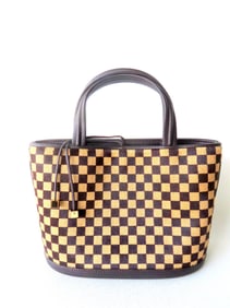 A small Louis Vuitton lady's Damier "checkerboard" pattern hand bag, leather frame and handles. The