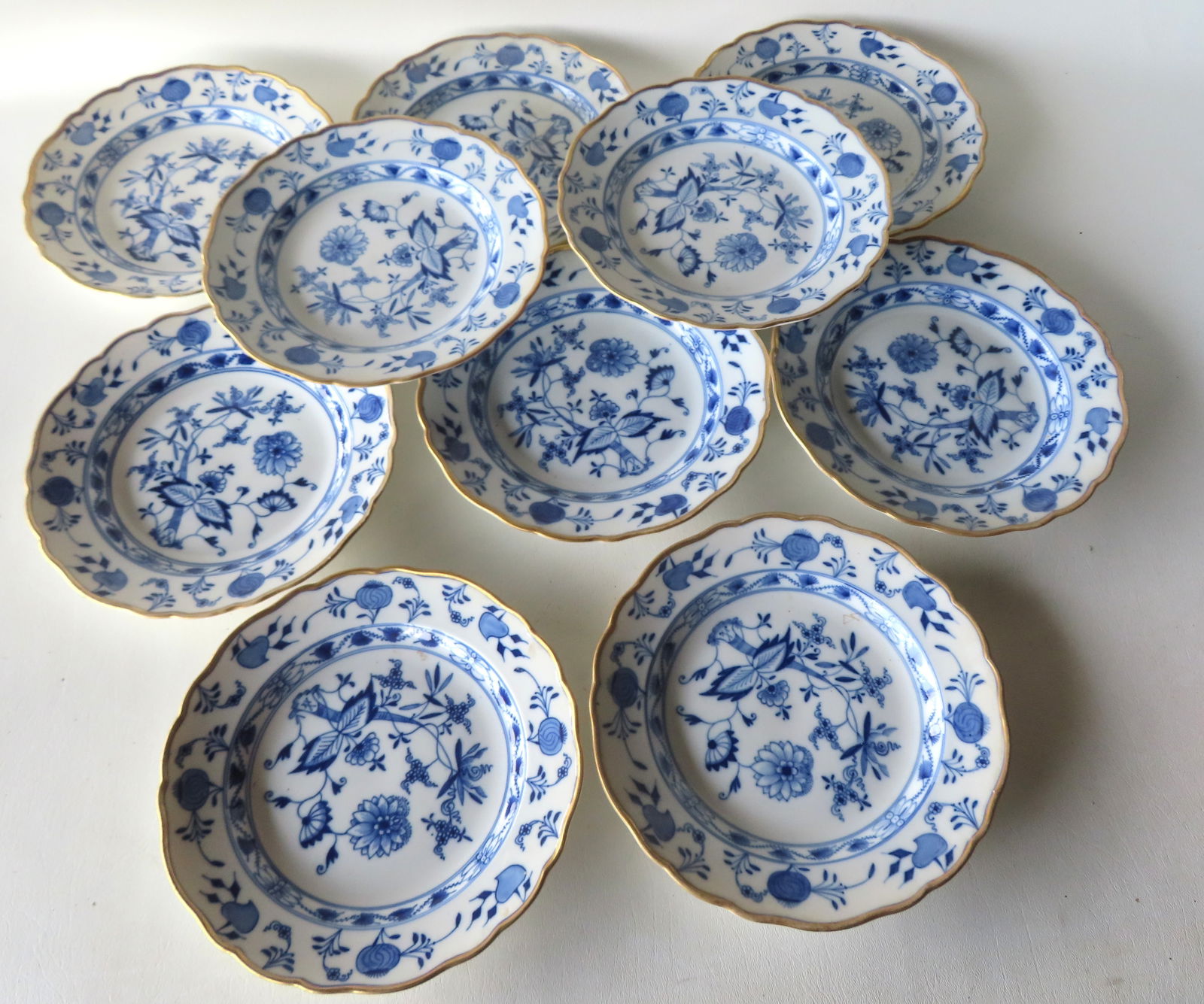 Set of 10 early Meissen Blue Onion luncheon plates with shaped and gilded borders - 9" diameter. All: Set of 10 early Meissen Blue Onion luncheon plates with shaped and gilded borders - 9" diameter. All in very good condition, no damage. Provenance: From the estate of George Pouder, who resided in the