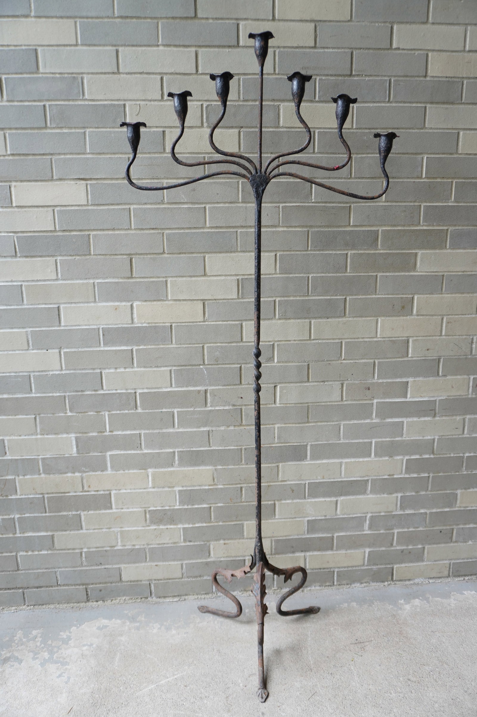 A very fine Arts & Crafts hand forged iron floor standing candelabra, with 7 lights,: A very fine Arts & Crafts hand forged iron floor standing candelabra, with 7 lights, turned column leading to 3 strikingly scrolled legs with applied acanthus leaves terminating in snake feet with emb