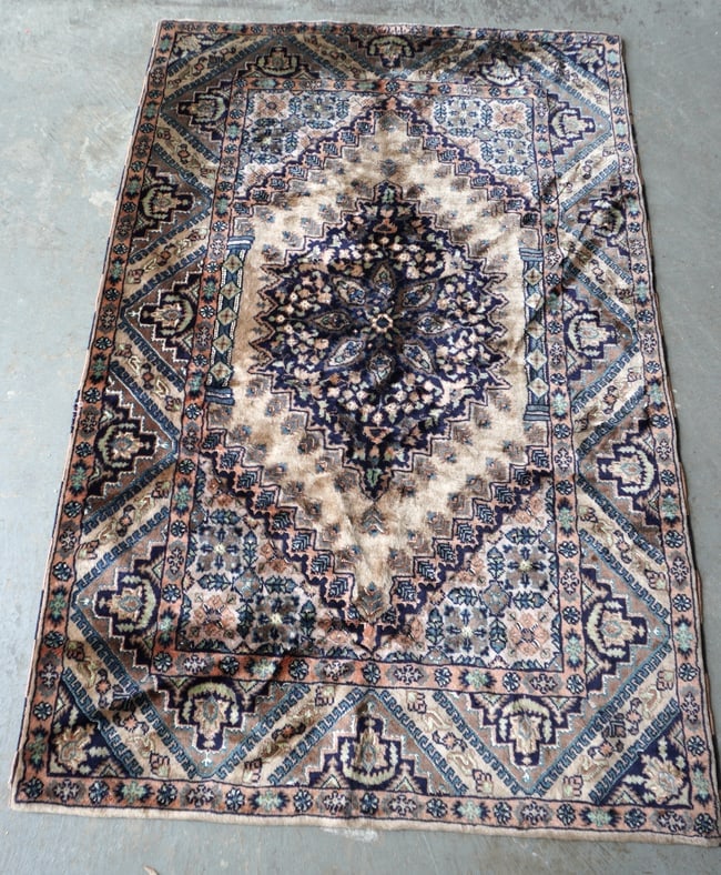 Oriental scatter rug constructed of very fine soft wool, mid 20th century in very good condition: Oriental scatter rug constructed of very fine soft wool, mid 20th century in very good condition. Measures 4' x 6' 5".