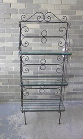 An iron wire baker's rack having 3 glass shelves, very good condition, late 20th century. Measures
