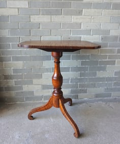 A good tiger maple tilt-top candlestand, circa 1830-40. Strong tiger graining on shaped top, turned