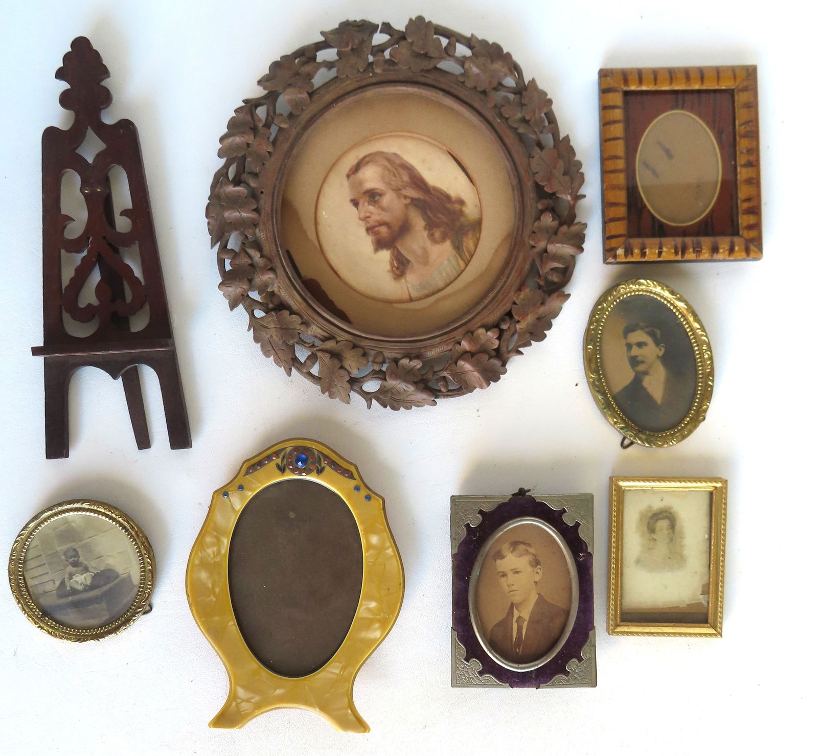 Grouping of 7 small dresser picture frames and 1 small dresser easel-frame, most in very good: Grouping of 7 small dresser picture frames and 1 small dresser easel-frame, most in very good condition. Includes one Art Deco in marbleized yellow with a jeweled top, a small wooden grain painted cir