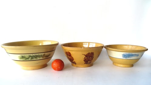 Three mochware mixing bowls, 19th century, all with some chips and hairlines. The largest with green