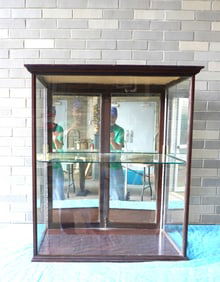 A very fine country store table top rectangular shaped showcase with mahogany frame, having a single