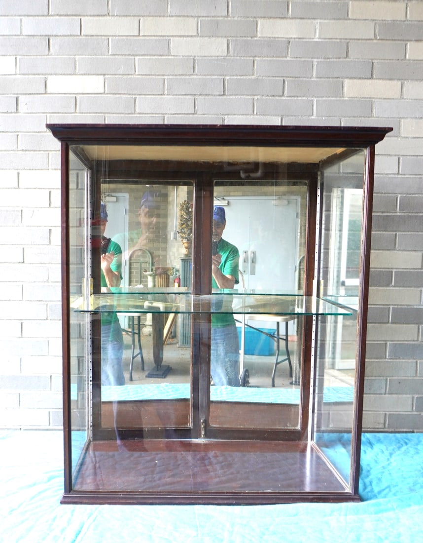 A very fine country store table top rectangular shaped showcase with mahogany frame, having a single: A very fine country store table top rectangular shaped showcase with mahogany frame, having a single glass shelf (which may have been added at a later date - see photos), and 2 raised panel mirror bac