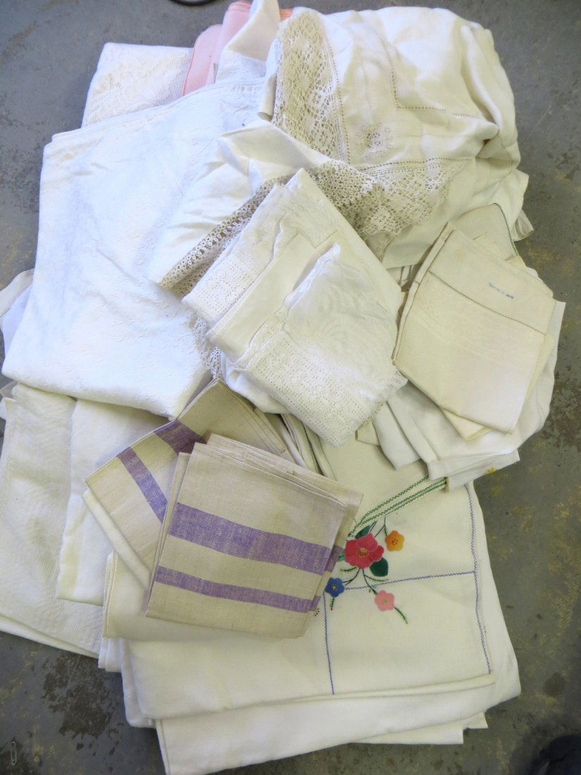 Boxlot of miscellaneous linens.: Boxlot of miscellaneous linens.
