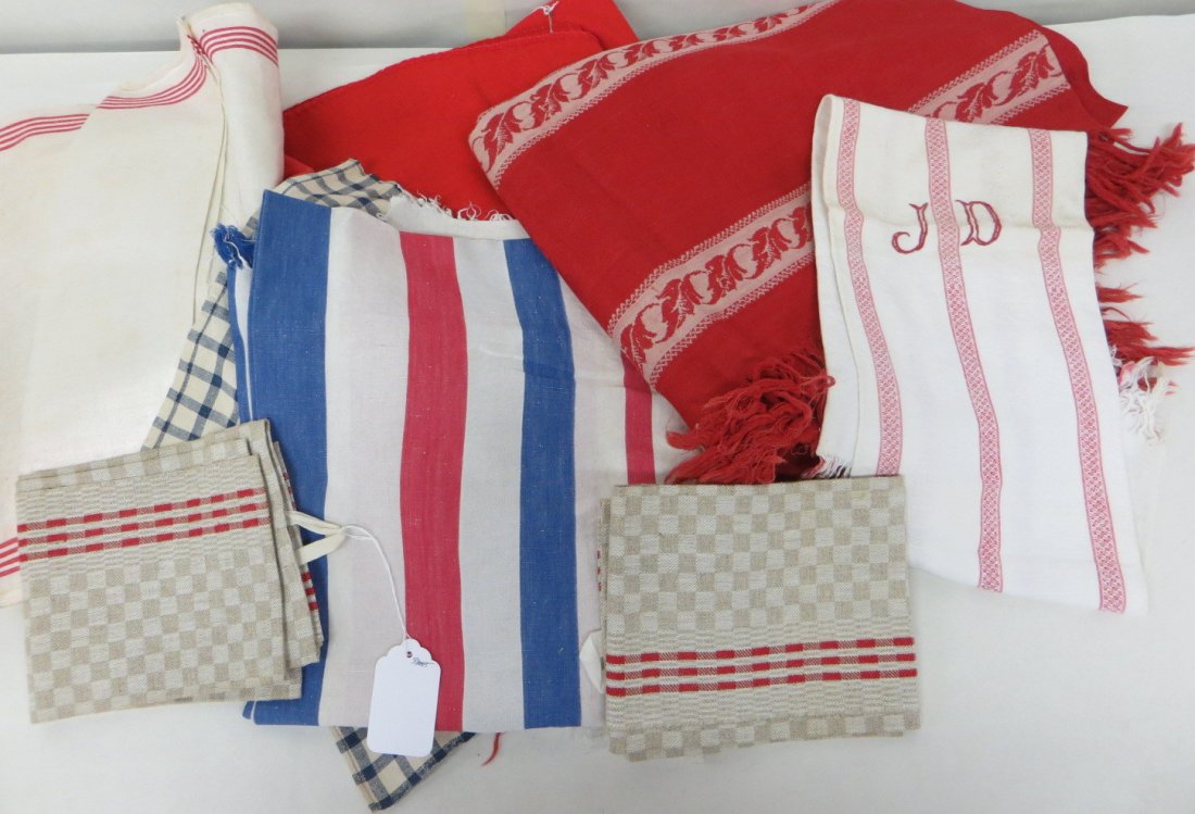 Box of various linen table cloths, napkins, hand towels: Box of various linen table cloths, napkins, hand towels, etc.