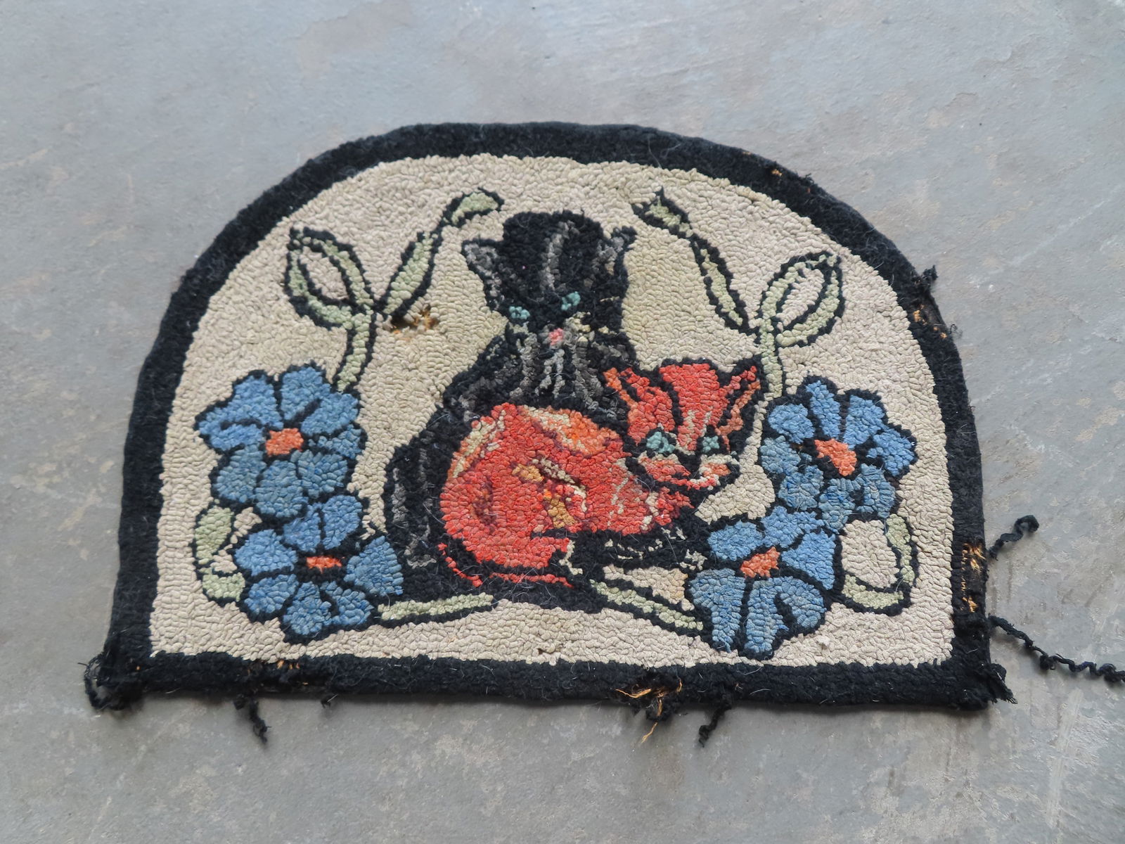 A small welcome form hooked rug decorated with 2 kittens resting within floral wreath, circa 1950. (1 of 5)