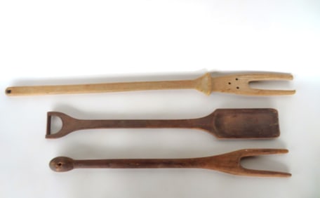 Three hand made primitive wooden wash sticks, 19th century, all in good condition. The largest 34