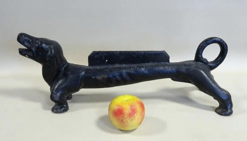 Large cast iron dachshund dog boot scraper, late 19th to early 20th century. Very good condition in