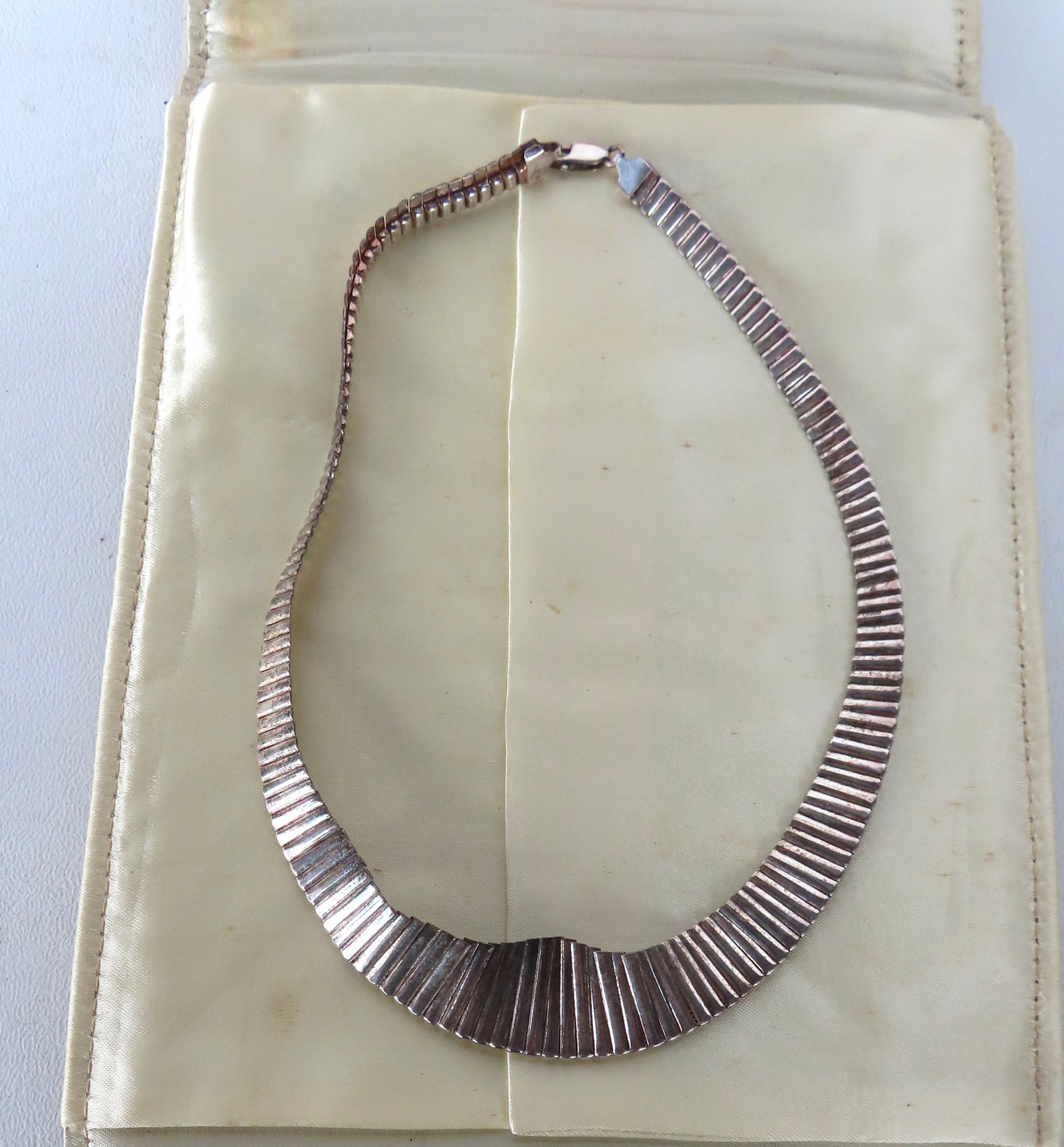 Sterling silver necklace by Flora de Espana - total length 16" - total weight 1 troy oz of pure silv: Sterling silver necklace by Flora de Espana - total length 16" - total weight 1 troy oz of pure silver - original satin lined leather case. Some light stains on case but the necklace itself is in very
