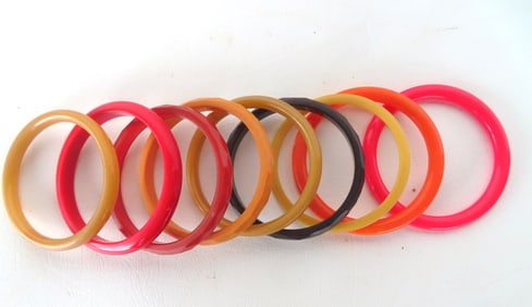 Grouping of 9 Bakelite or plastic bangle bracelets - all in good condition.