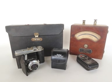 Miscellaneous camera collectibles including Voiglander (120 film), 6 film holders for 4" x 5" camera
