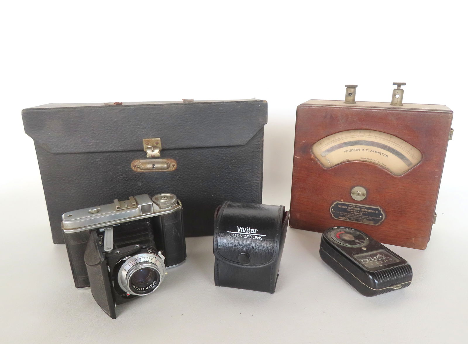 Miscellaneous camera collectibles including Voiglander (120 film), 6 film holders for 4" x 5" camera (1 of 7)