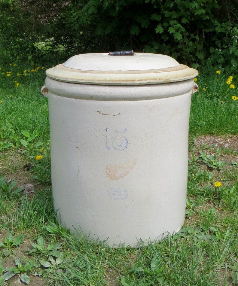 Large stoneware 15 gallon crock signed Red Wing Union S: Large stoneware 15 gallon crock signed Red Wing Union Stoneware - Red Wing Minn. Original lid with embossed flower and original central bail handle. Good overall condition.