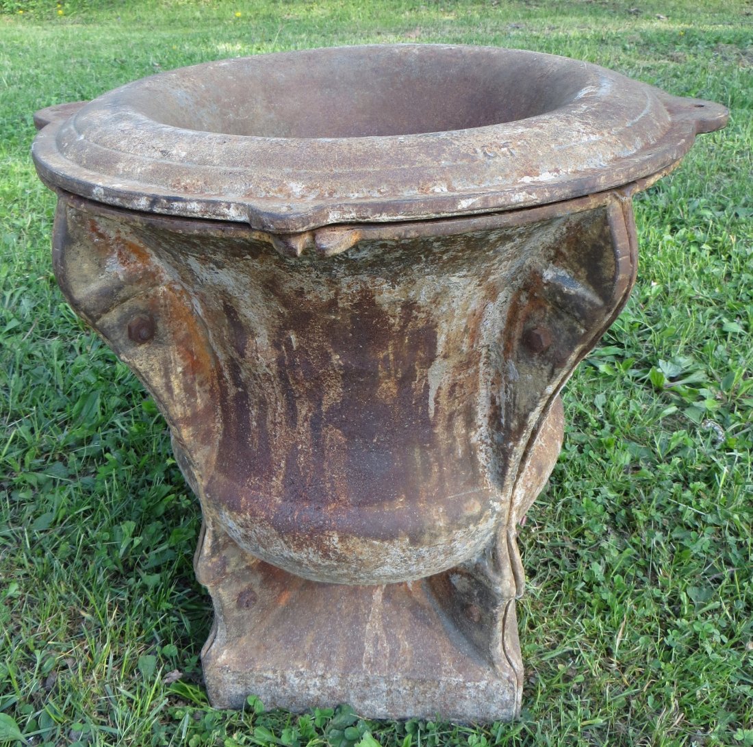 Cast iron 19th century garden urn mold for making concr: Cast iron 19th century garden urn mold for making concrete urns - 1 old sample urn included. 18.5"H x 18.5"D.