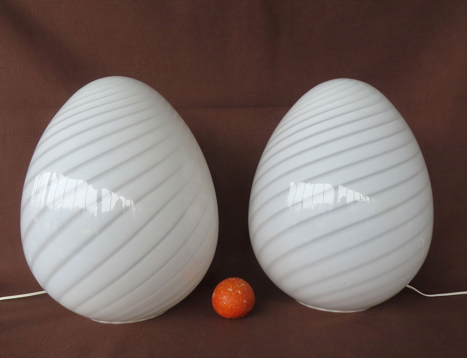Two modern Murano white swirl egg lamps, circa 1970. Both in very good condition with no damage. (1 of 10)