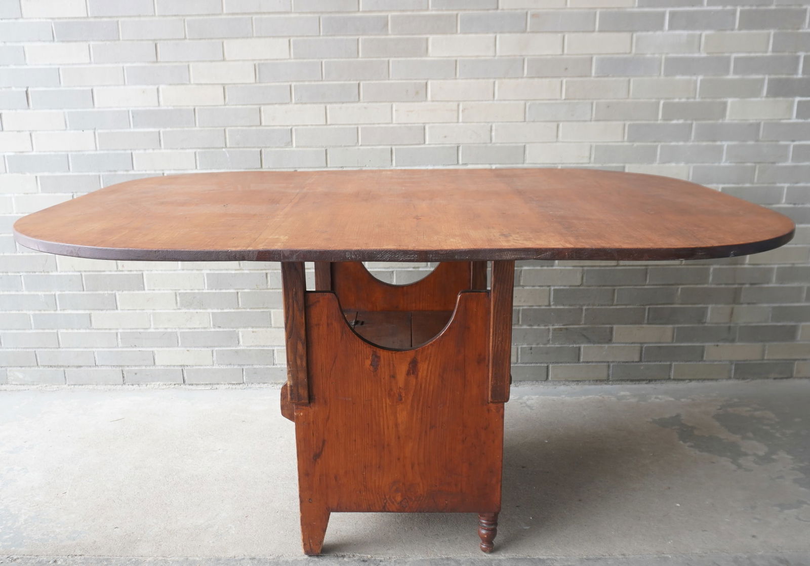 A good American country chair table with a large 3 board scrubbed pine oval top with pegs holding (1 of 15)