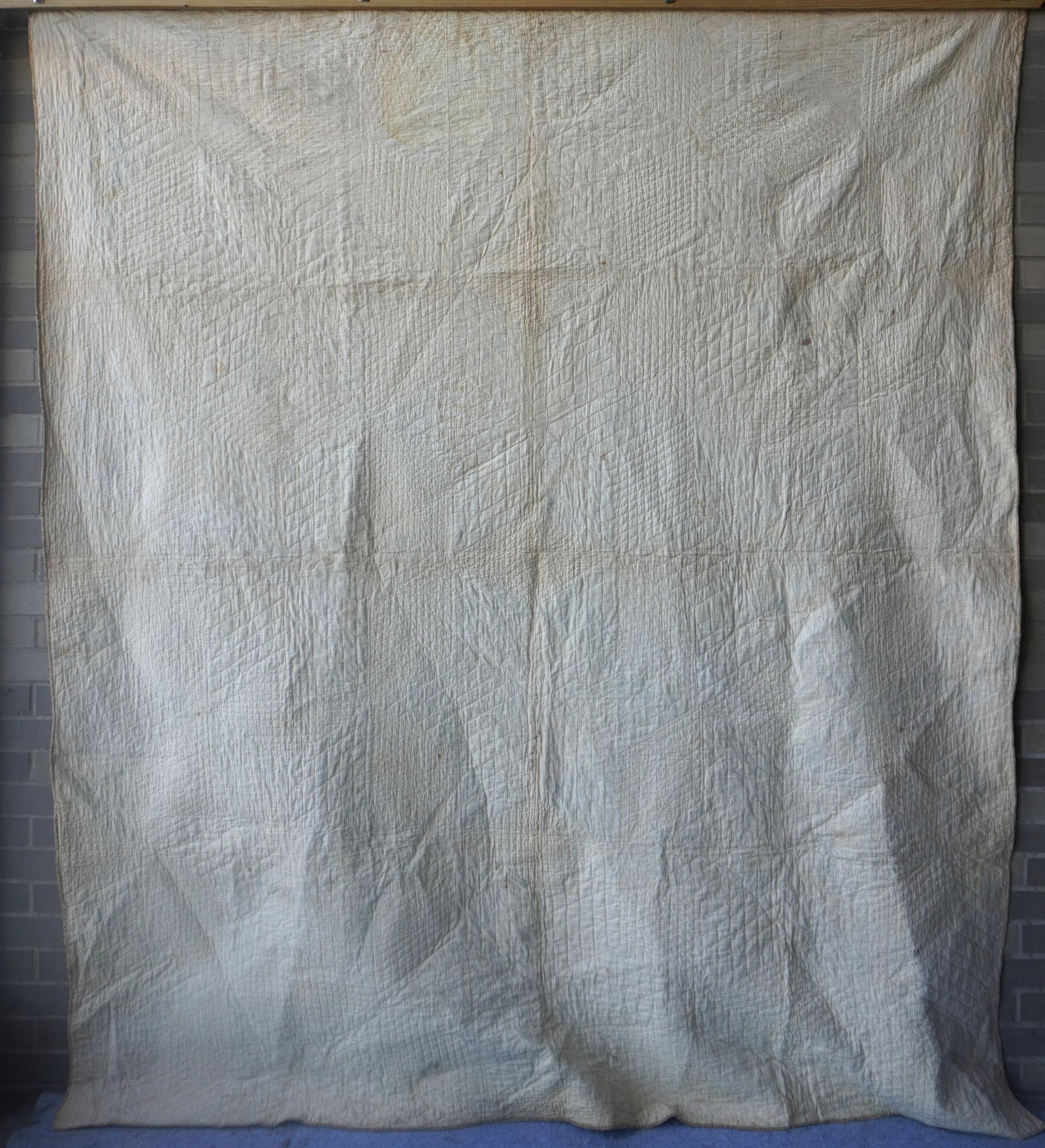 A very fine star pattern patchwork quilt - mid-19th century - 78" x 91" - several small points of - 13