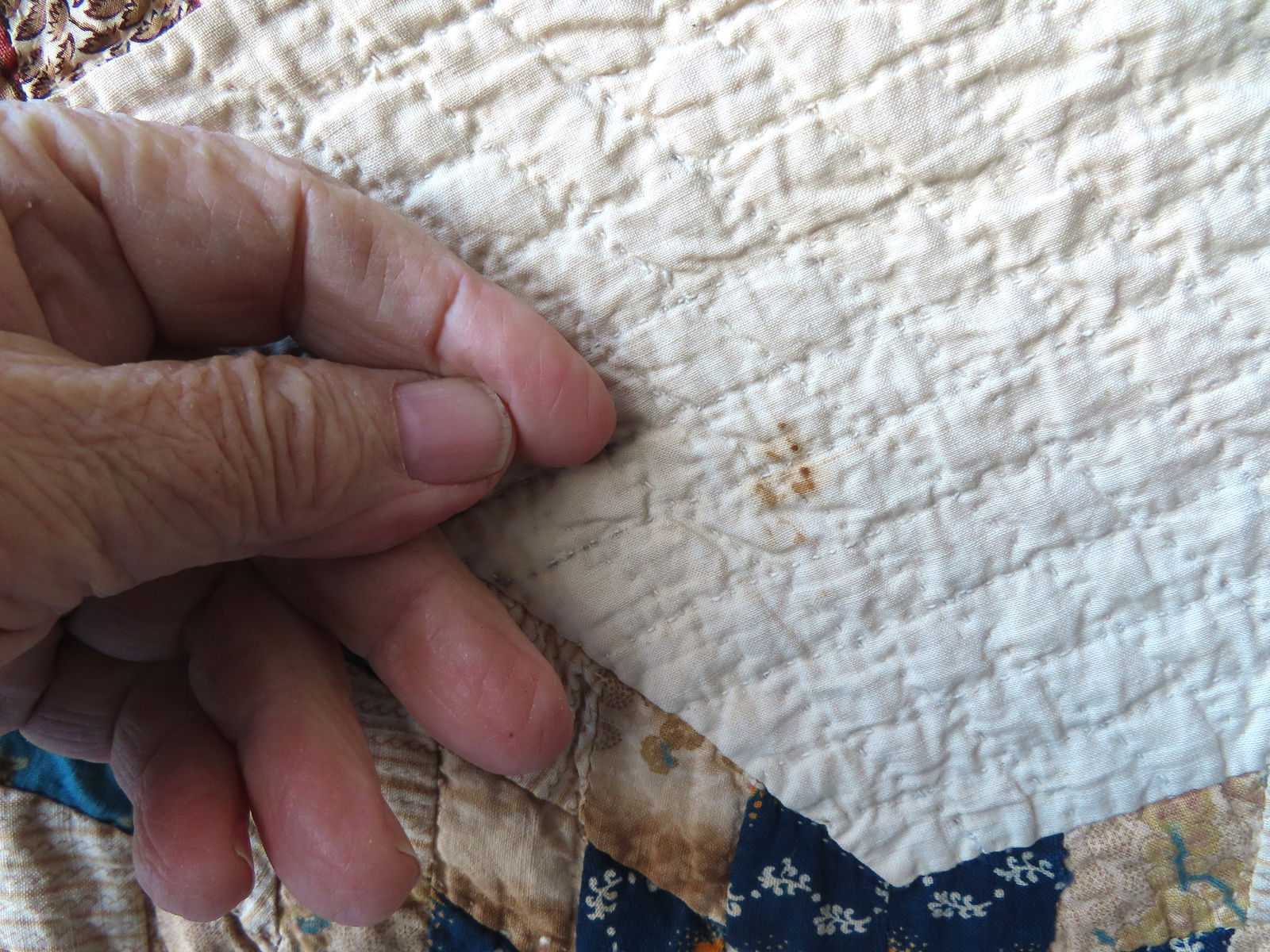 A very fine star pattern patchwork quilt - mid-19th century - 78" x 91" - several small points of - 15