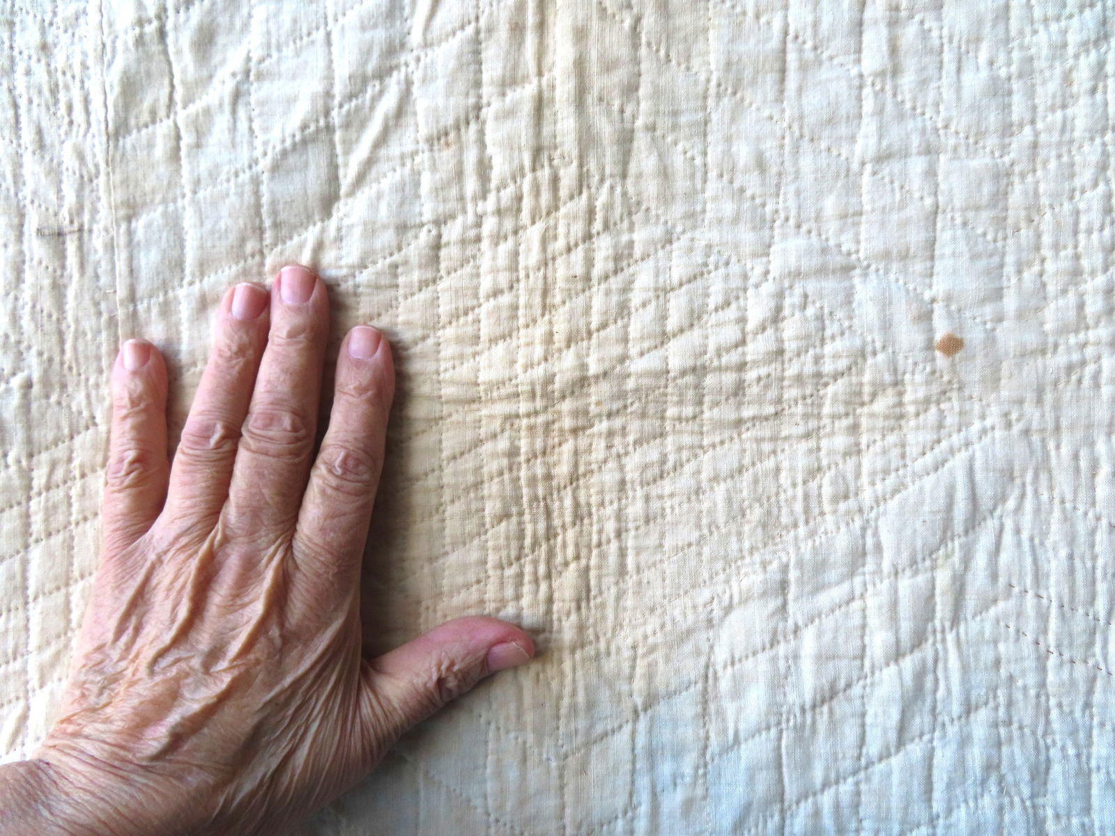 A very fine star pattern patchwork quilt - mid-19th century - 78" x 91" - several small points of - 17