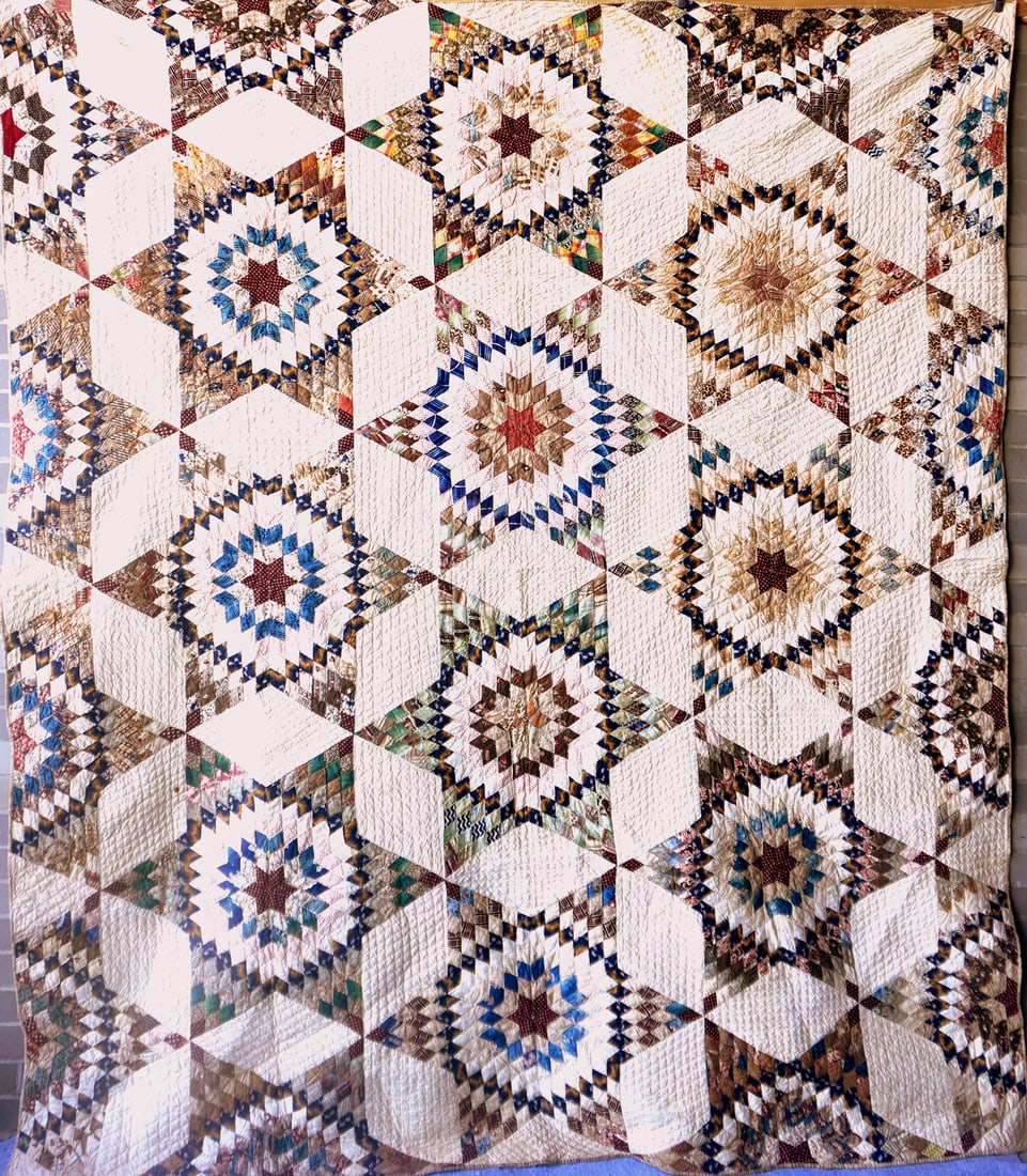 A very fine star pattern patchwork quilt - mid-19th century - 78" x 91" - several small points of (1 of 19)