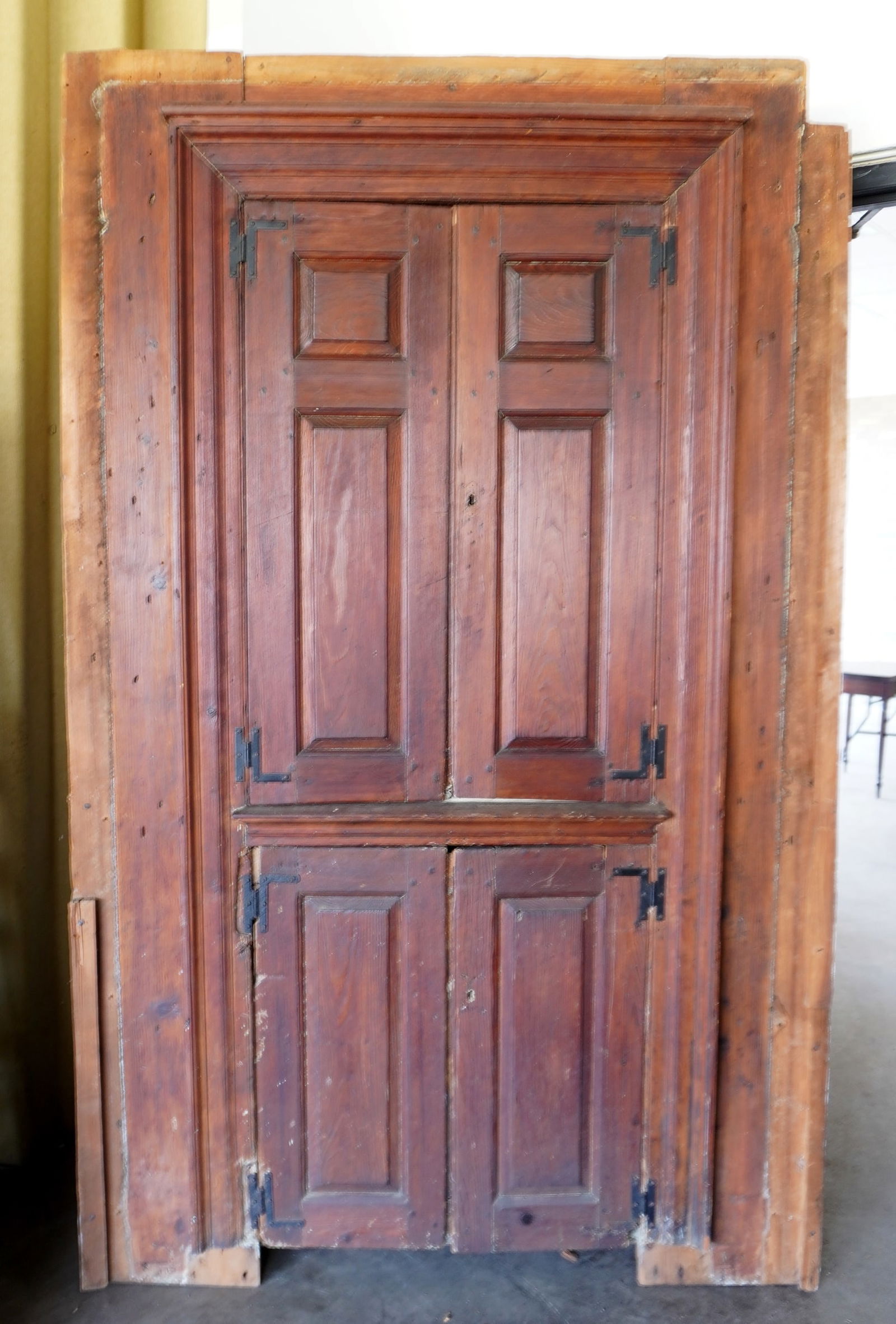 A Hudson Valley barrel back corner cupboard having 4 paneled doors, 18th century, found in Ulster (1 of 20)