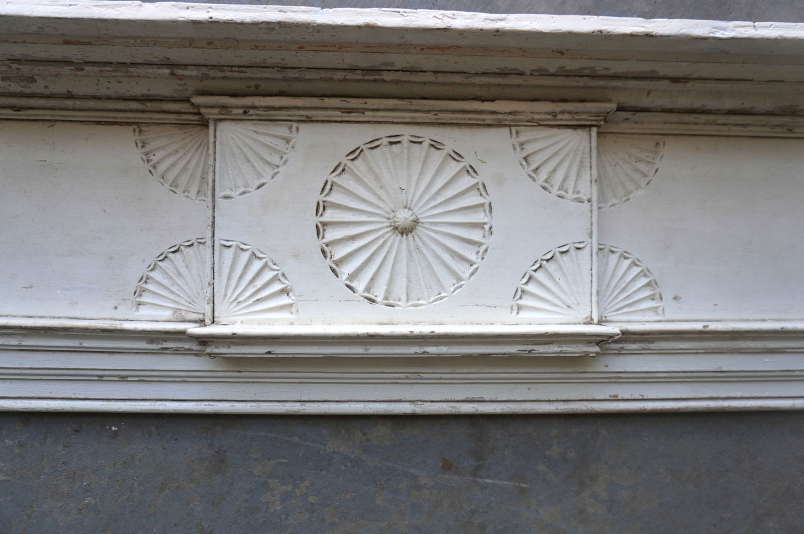 A make-do wall shelf with very fine shell carvings across the frieze board, in old white paint. - 2