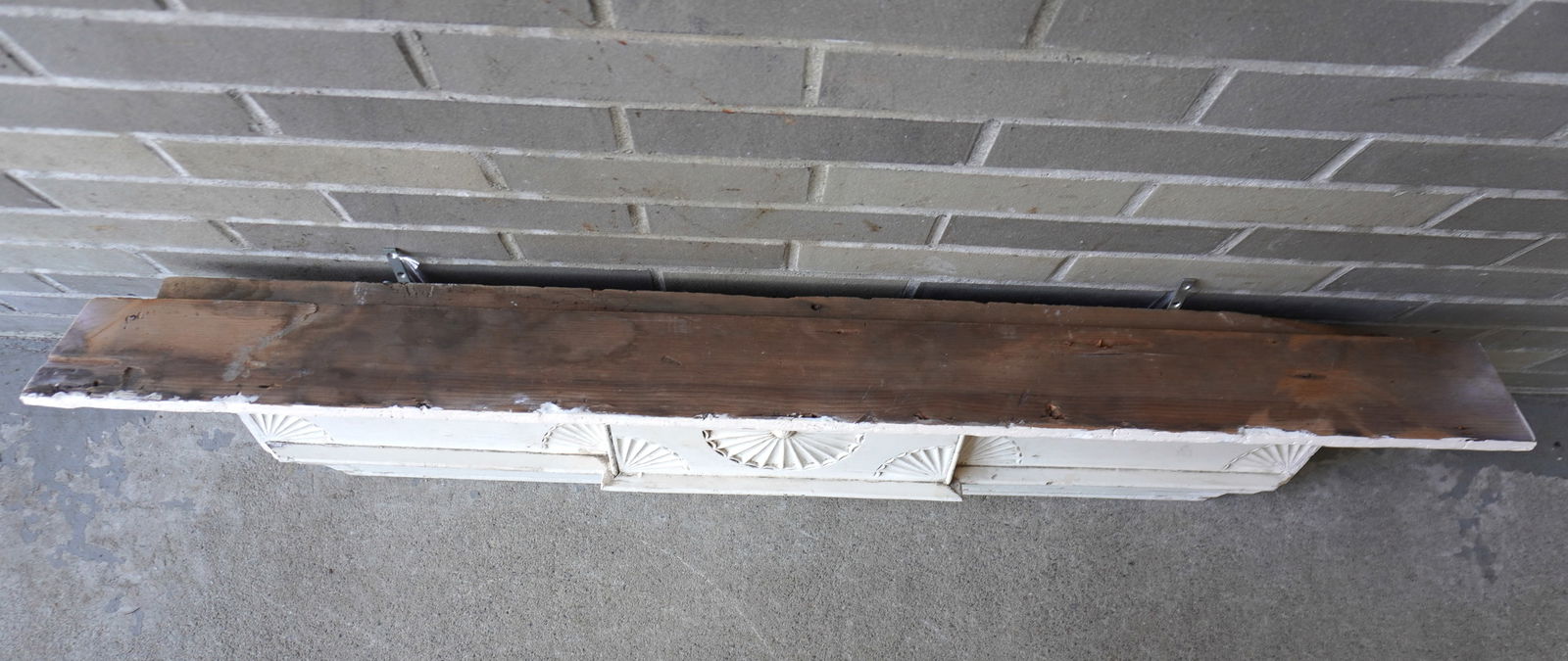 A make-do wall shelf with very fine shell carvings across the frieze board, in old white paint. - 3