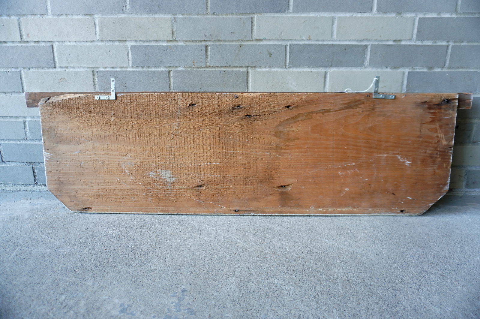 A make-do wall shelf with very fine shell carvings across the frieze board, in old white paint. - 4
