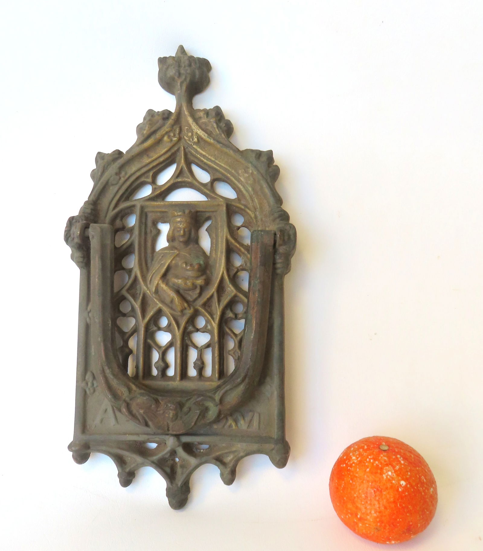 A large ornate brass door knocker dated in Roman numerals 1516, probably created to celebrate the: A large ornate brass door knocker dated in Roman numerals 1516, probably created to celebrate the birth of Mary 1 of England (1516–1558). She was the first queen regnant of England, ruling from 1553
