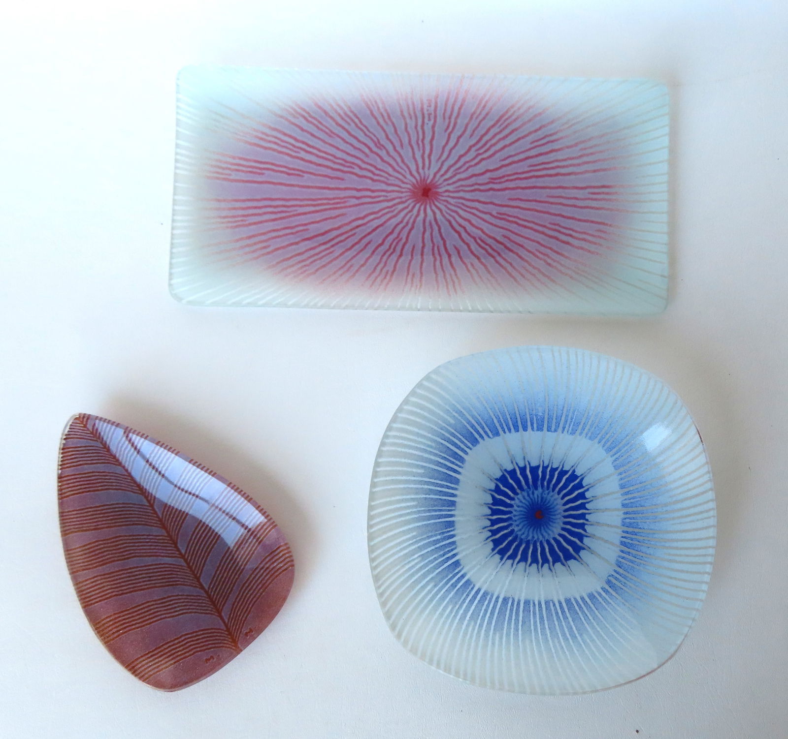 Maurice Heaton, NY 1900 - 1989. Grouping of 3 mid-century modern glass serving trays/plates, all: Maurice Heaton, NY 1900 - 1989. Grouping of 3 mid-century modern glass serving trays/plates, all signed "M H" - the largest measures 5 3/4" x 12 1/8". All in excellent condition, no damage or repairs.