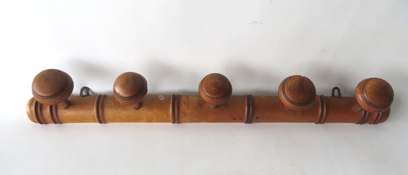 A good wall hanging faux bamboo carved wooden hat holder with 5 applied mushroom shaped holders, in: A good wall hanging faux bamboo carved wooden hat holder with 5 applied mushroom shaped holders, in original natural varnish finish with painted black highlights, mid 19th century or earlier - measure