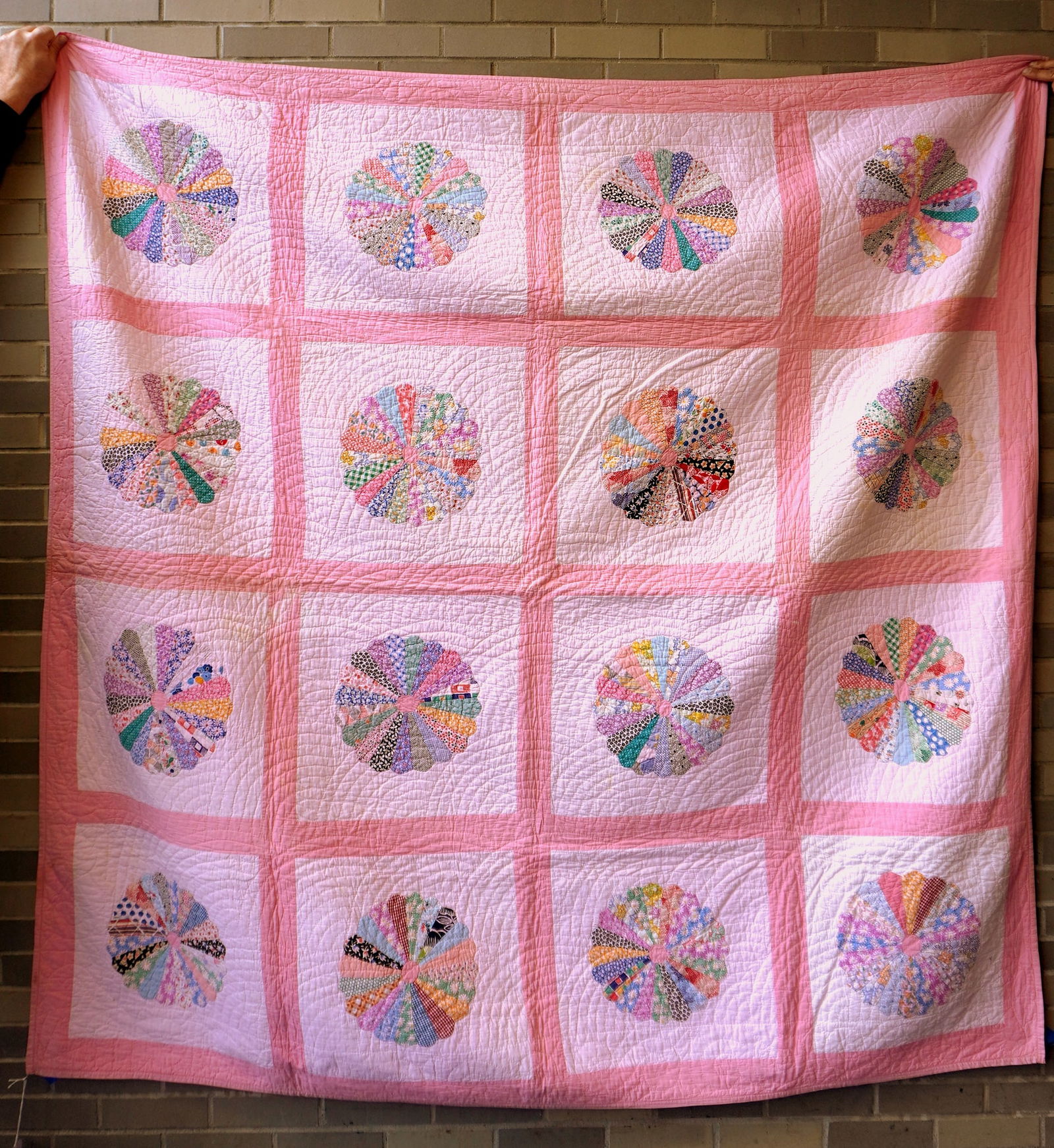 A patchwork quilt in the Dresden Plate pattern, in near excellent condition with no damage - all (1 of 7)