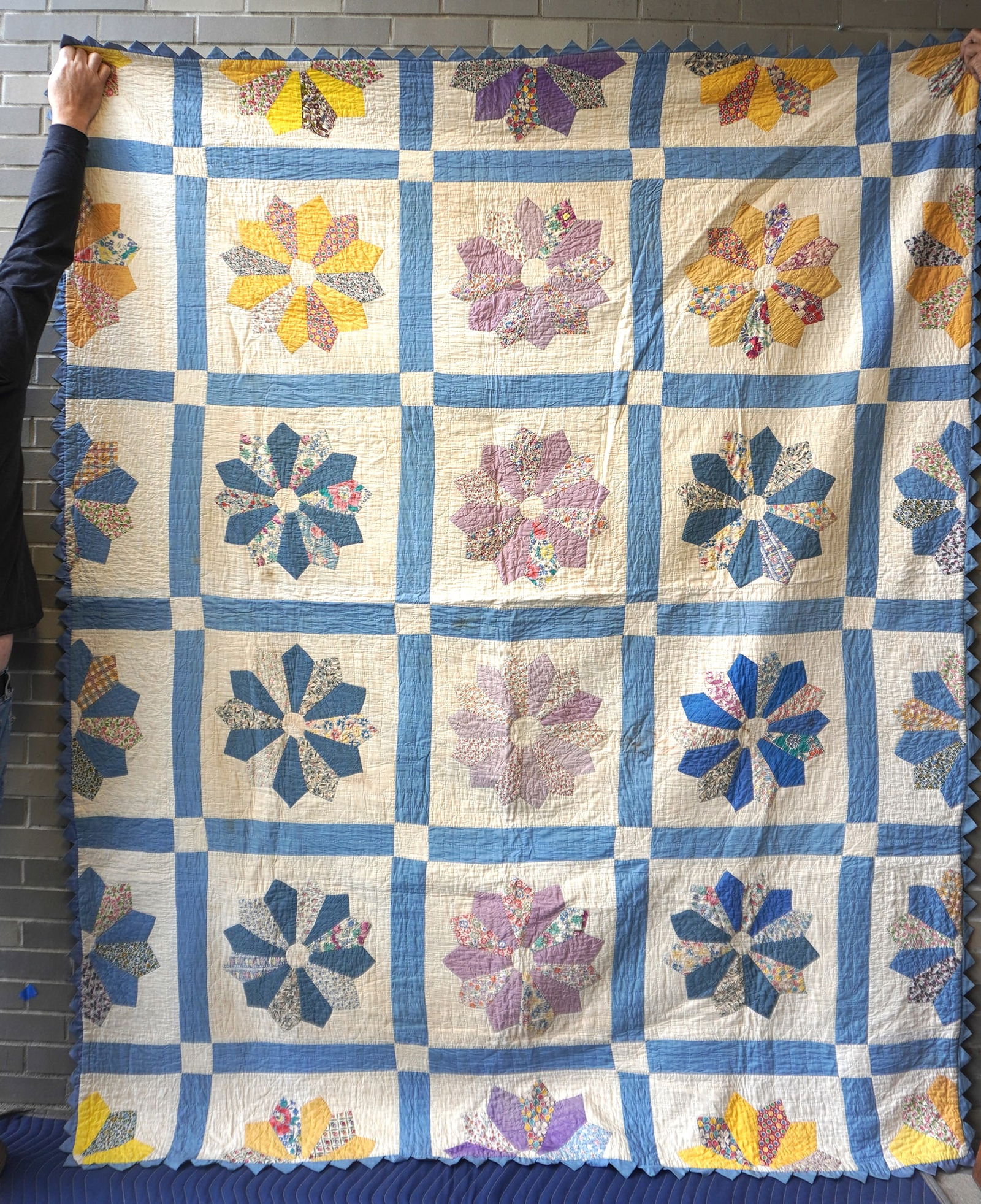 A patchwork floral pattern hand sewn quilt with jagged edge border, circa 1930 - very good condition (1 of 7)