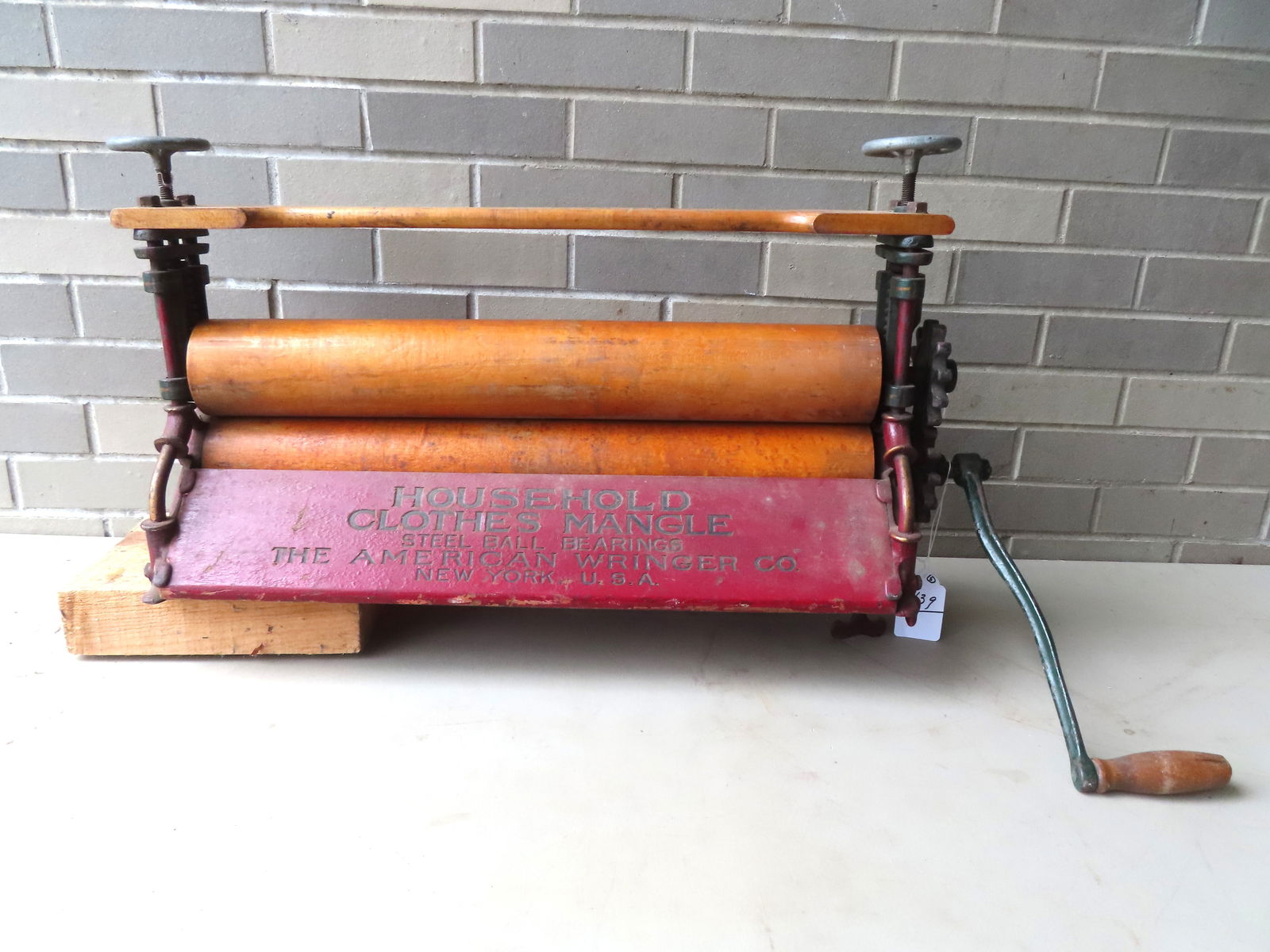 Washing machine mangle signed "AMERICAN RINGER COMPANY / NEW YORK. U.S.A." - very good working: Washing machine mangle signed "AMERICAN RINGER COMPANY / NEW YORK. U.S.A." - very good working condition. Measures 35 1/2"W x 12"D x 20"H (to top of handle). Late 19th to early 20th century.