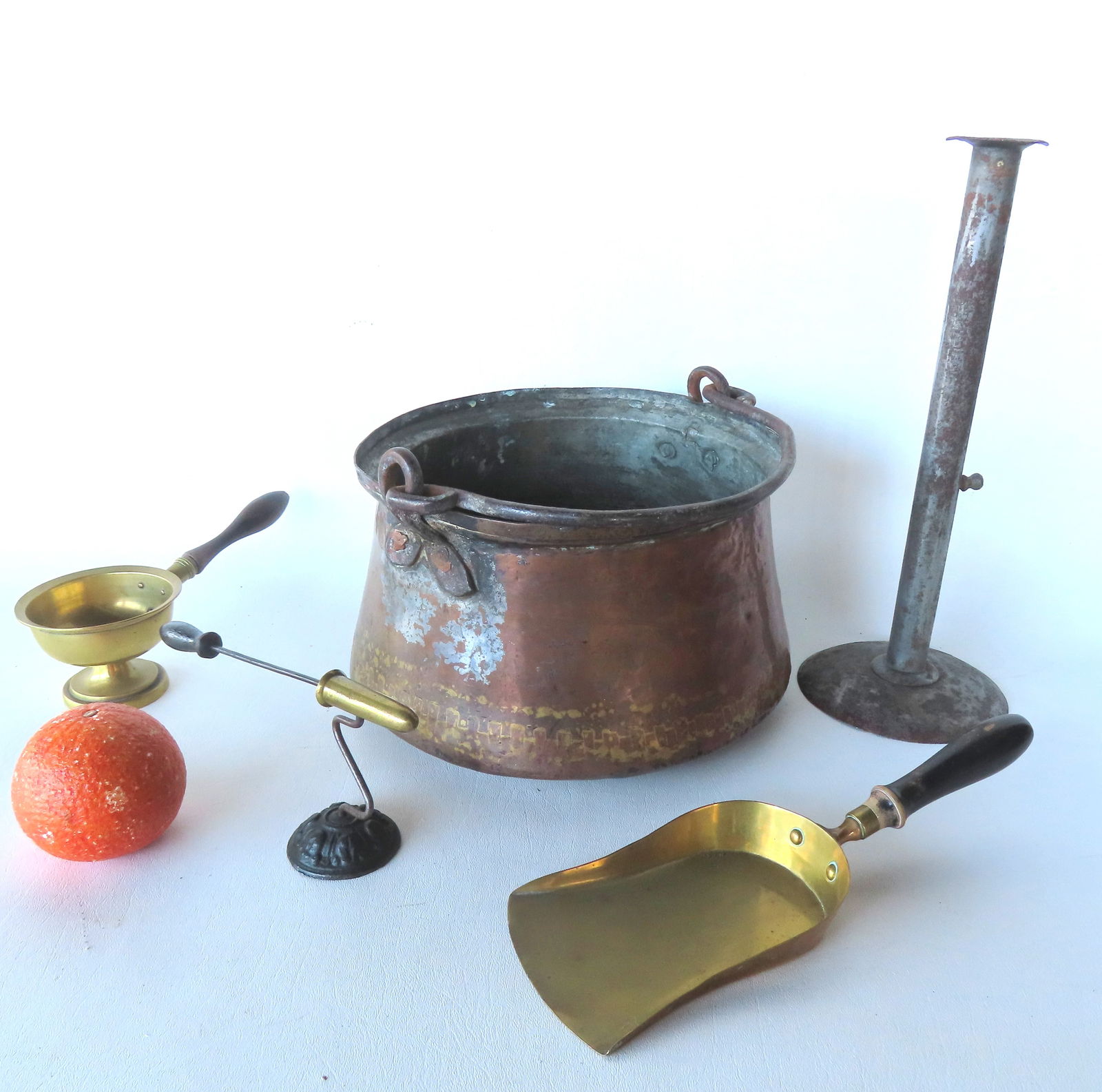 Grouping of 5 early country collectibles in brass, tin and copper, to include: A hand hammered coppe: Grouping of 5 early country collectibles in brass, tin and copper, to include: A hand hammered copper pot with hand forged iron handle, probably 18th century in good condition - measures 11 1/4" W x 7
