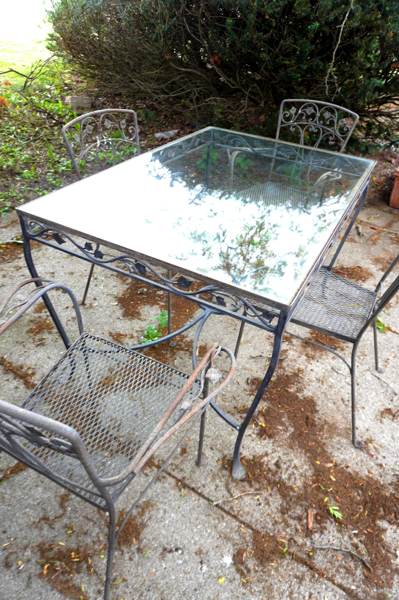A high quality wrought iron patio table with 4 matching chairs with wire mesh seats, circa 1960, ivy (1 of 13)