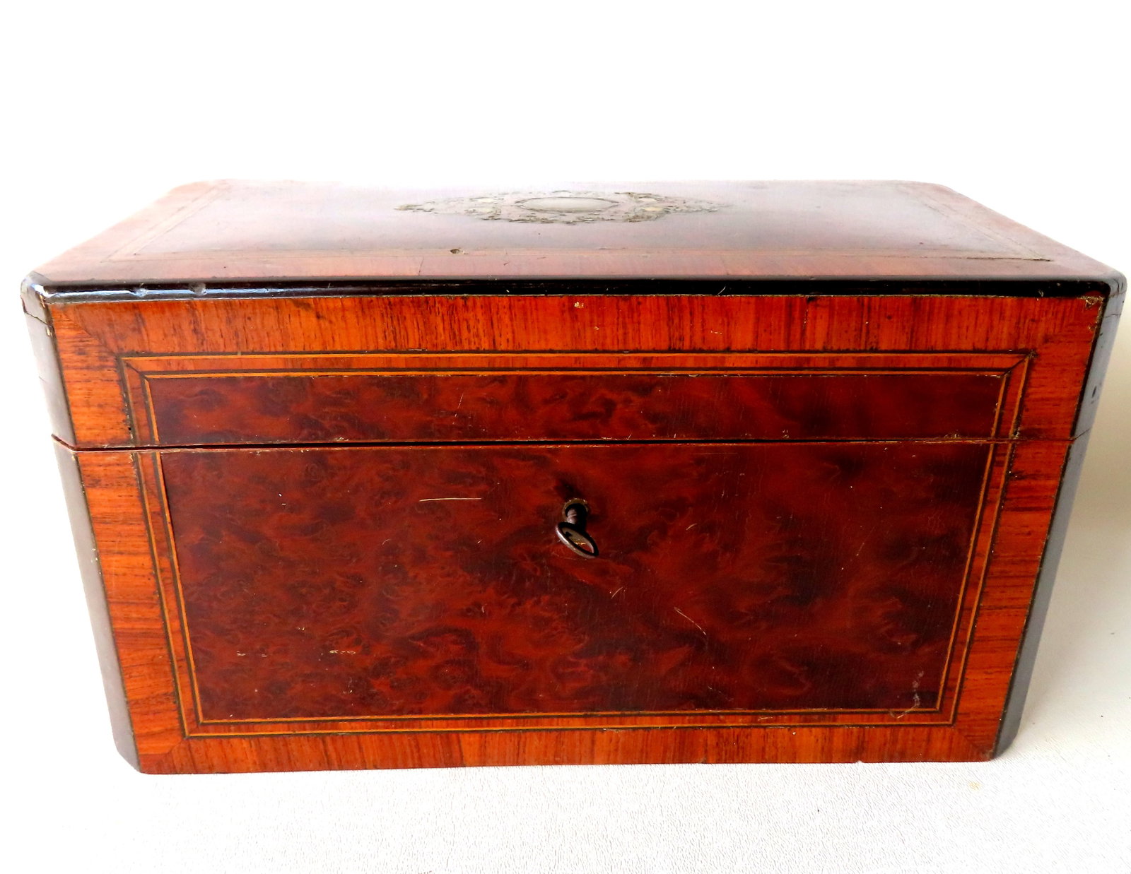A high quality wooden tea caddy with extensive inlays throughout. The lid with banded rosewood (1 of 7)