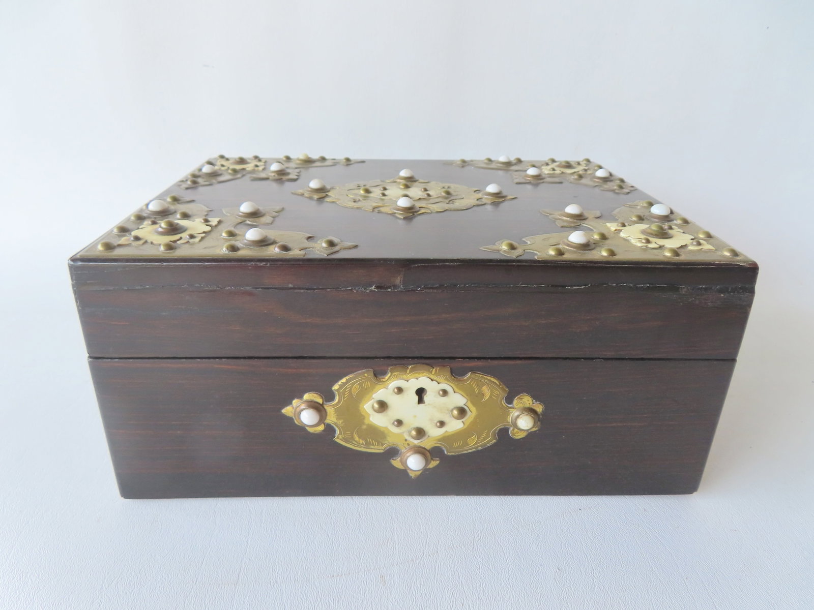 A good rosewood lady's sewing and vanity box decorated with brass and bone ornaments including: A good rosewood lady's sewing and vanity box decorated with brass and bone ornaments including matching escutcheon, and with fitted lift top interior. Some wear/losses to the tufted silk work under li