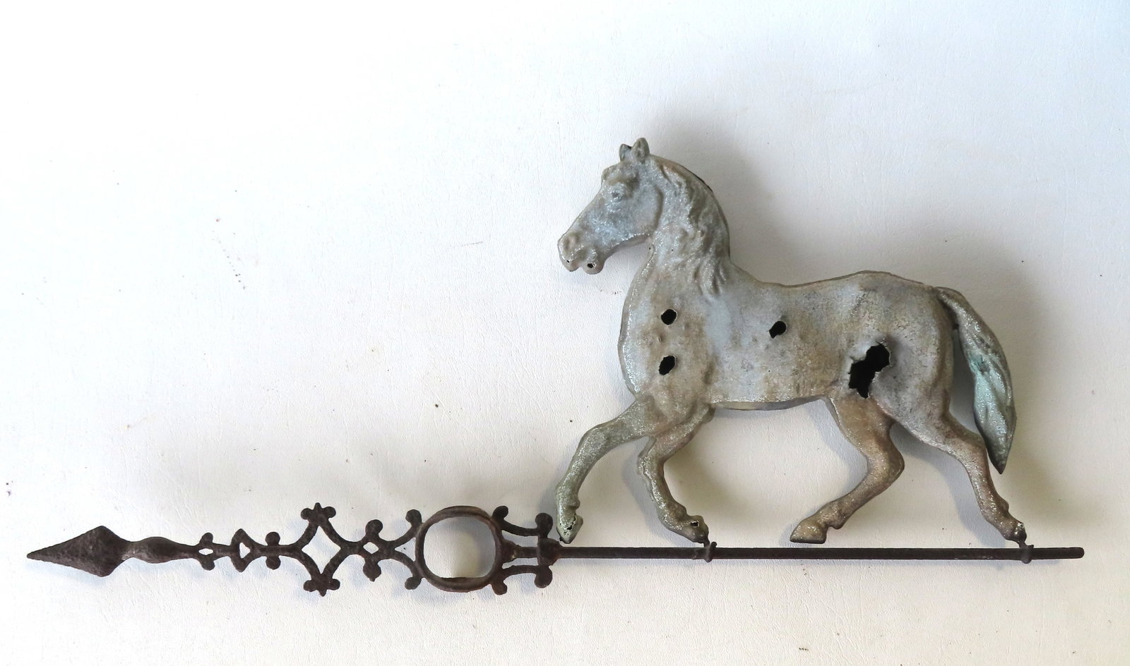 A lightening rod directional in the form of a horse mounted on original tin arrow - excellent (1 of 3)