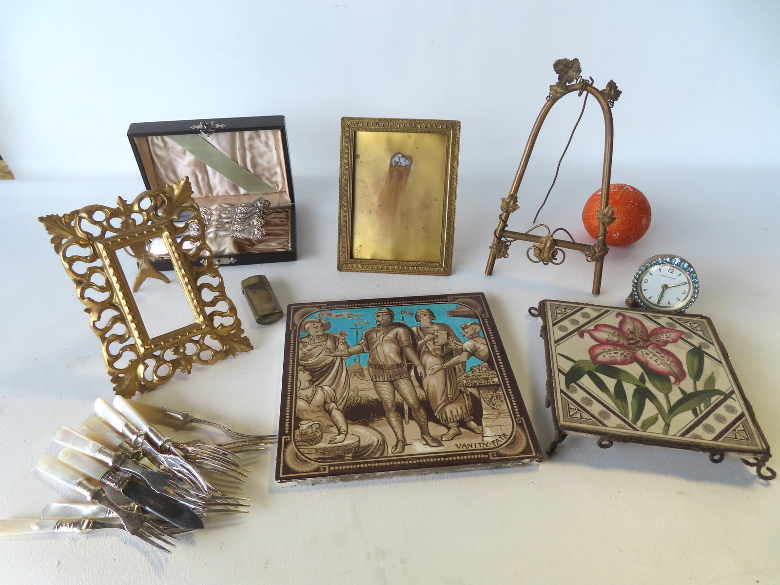 A grouping of fine decorative vintage collectibles including: A boxed set of R & B silver plate: A grouping of fine decorative vintage collectibles including: A boxed set of R & B silver plate butter knives; a set of 12 Sheffield oyster forks with mother of pearl handles, late 19th century in ver