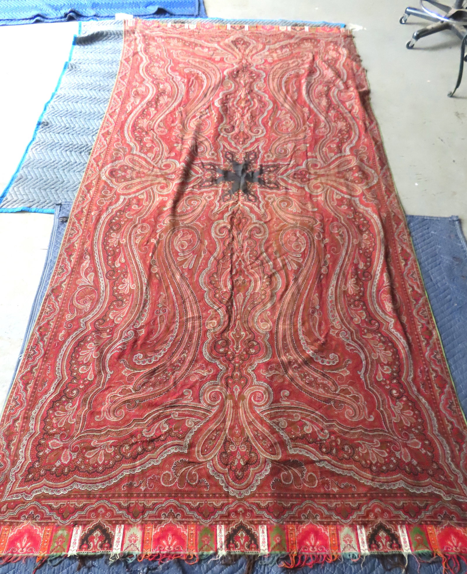 A Victorian paisley shawl, 19th century in good condition. (1 of 8)