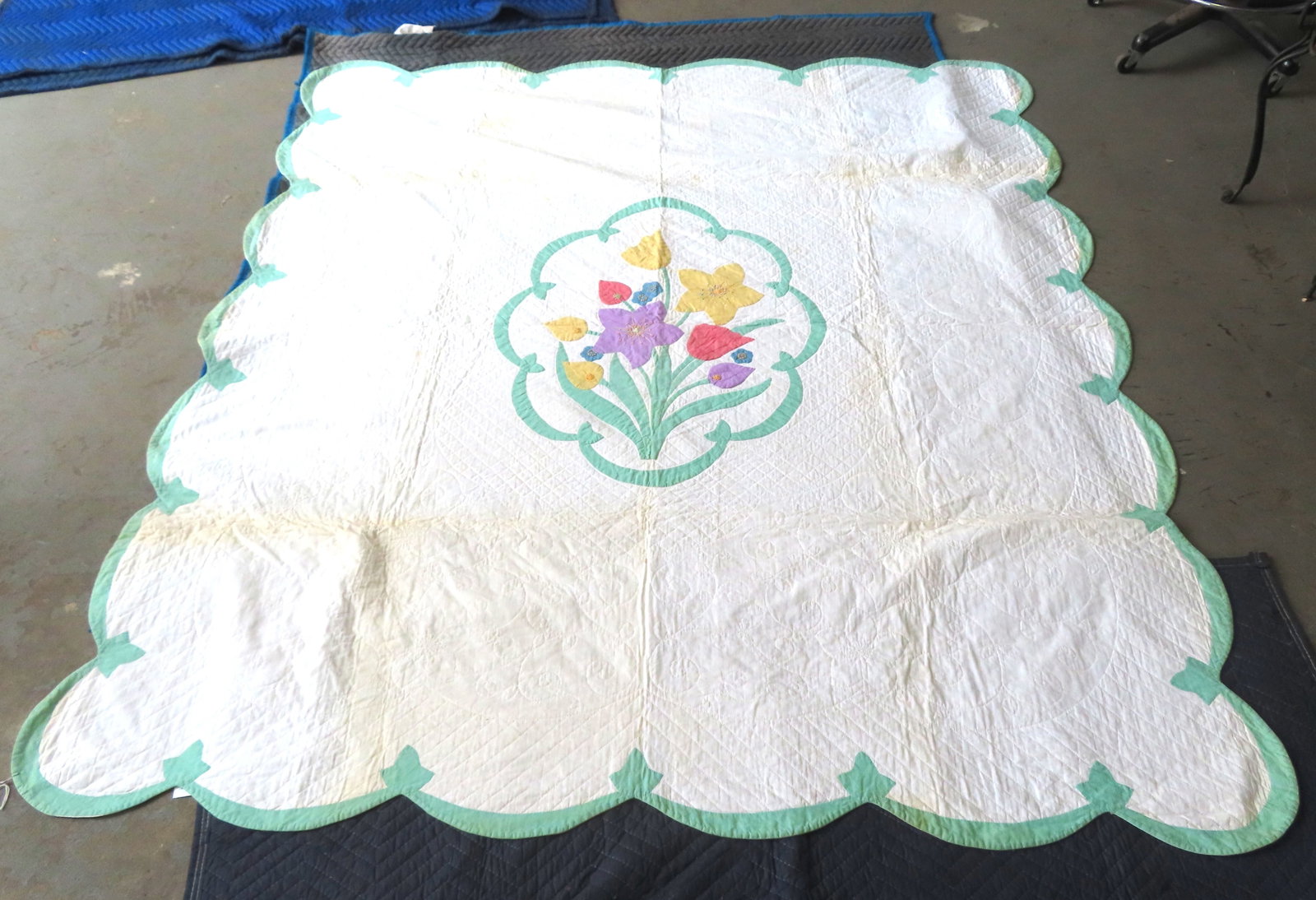 An Applique hand sewn quilt with a green scalloped border, the center with a bouquet of hand sewn (1 of 13)